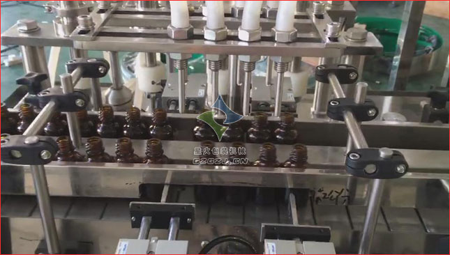 全自動(dòng)精油灌裝旋蓋機(jī),玻璃滴管蓋精油灌裝機(jī)