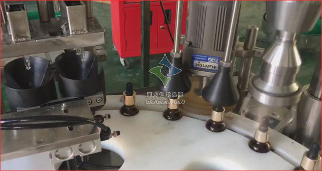 全自動(dòng)精油灌裝旋蓋機(jī),玻璃滴管蓋精油灌裝機(jī)